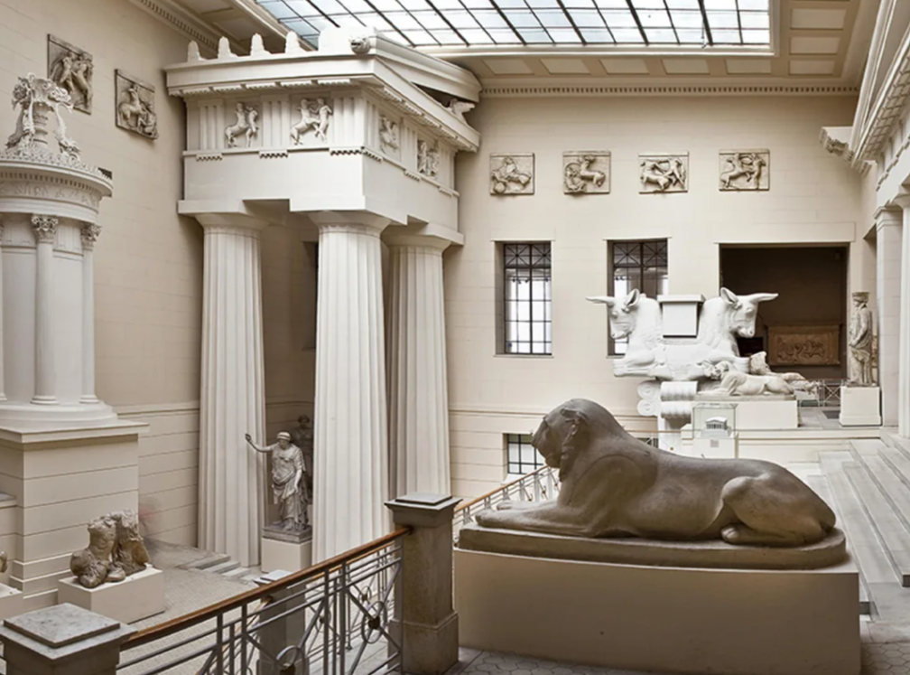 Греческий дворик с разных точек обзора. Фото из открытых источников.