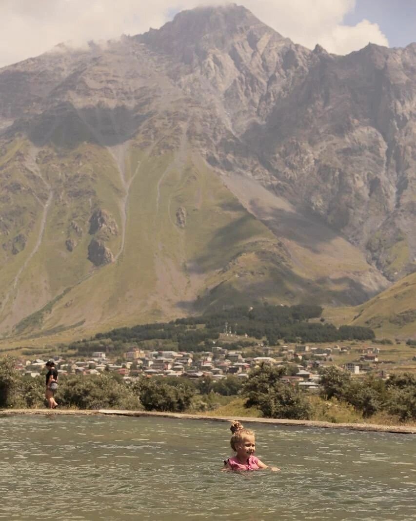 Вода холодная, но так как вода газированная и за счёт этих пузырьков, организм быстро привыкает и кожу приятно пощипывает 