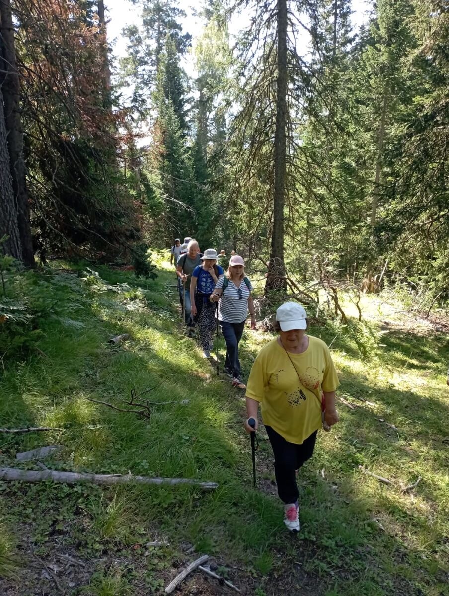 Это Валентина Александровна впереди нашего маленького отряда)) Идём на капище.