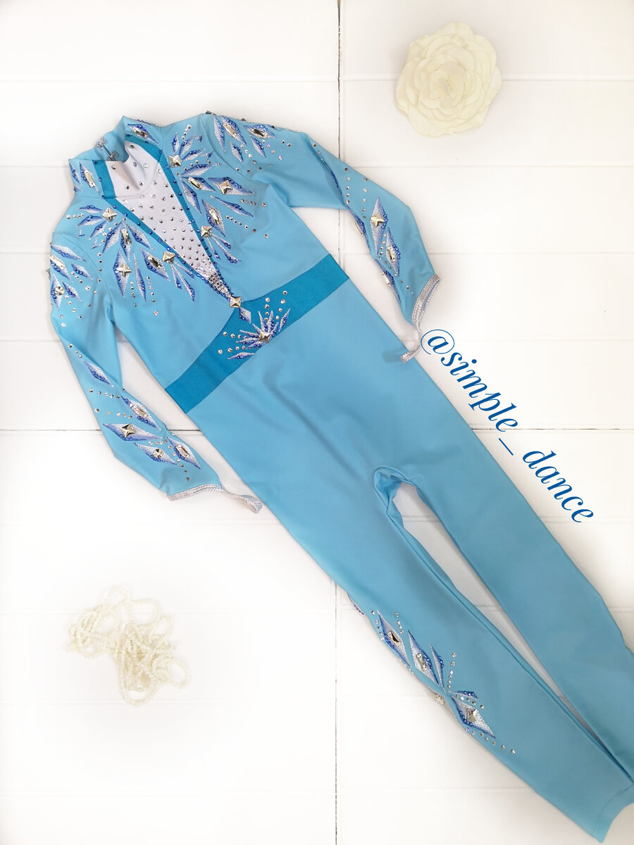 Пример костюма из лайкры. Обилие камней и страз компенсируют отсутствие блеска ткани. 