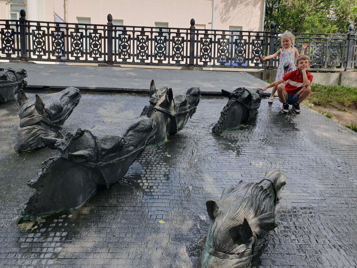 Фонтан у памятника М. Шолохову