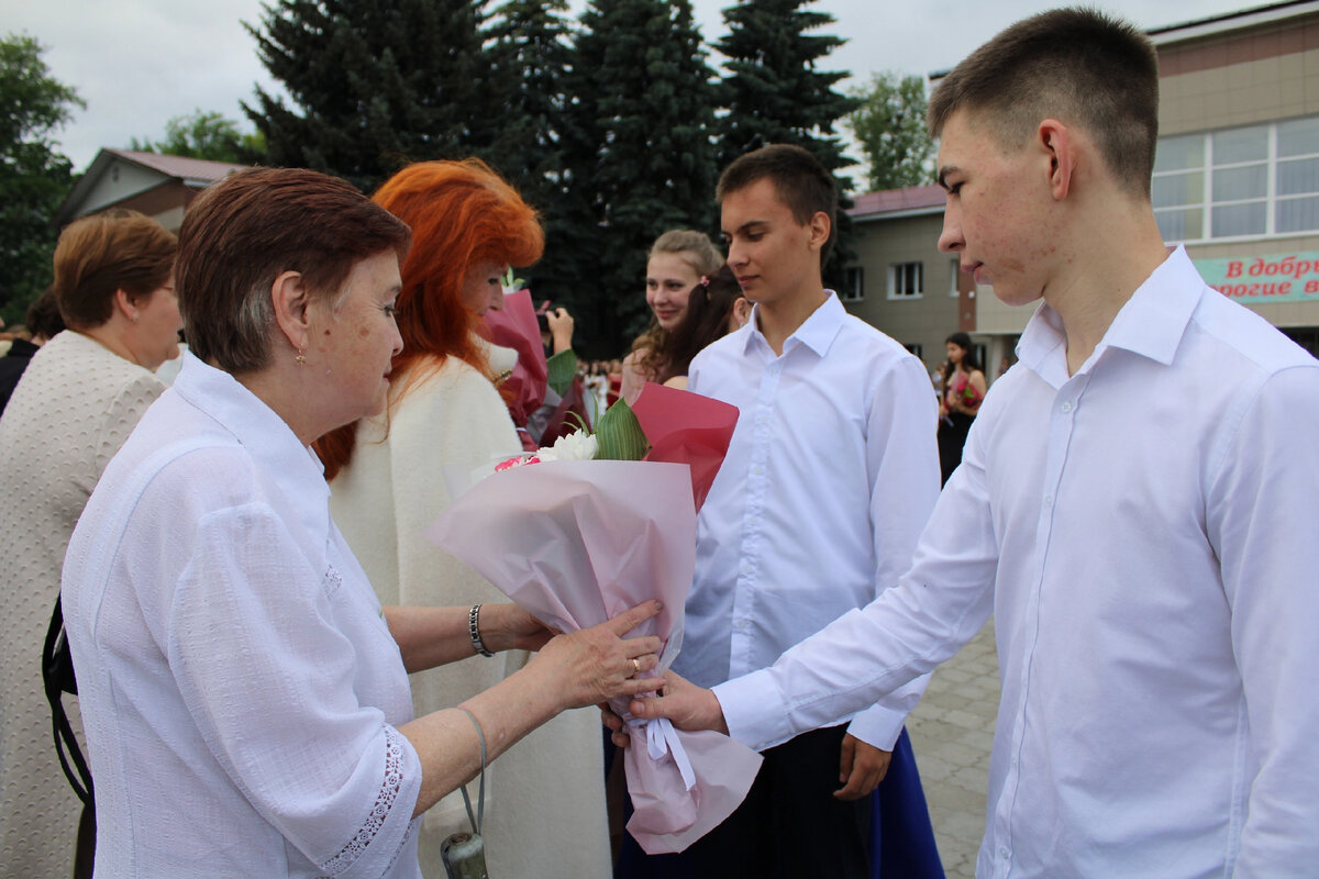 Вручение букетов любимым учителям