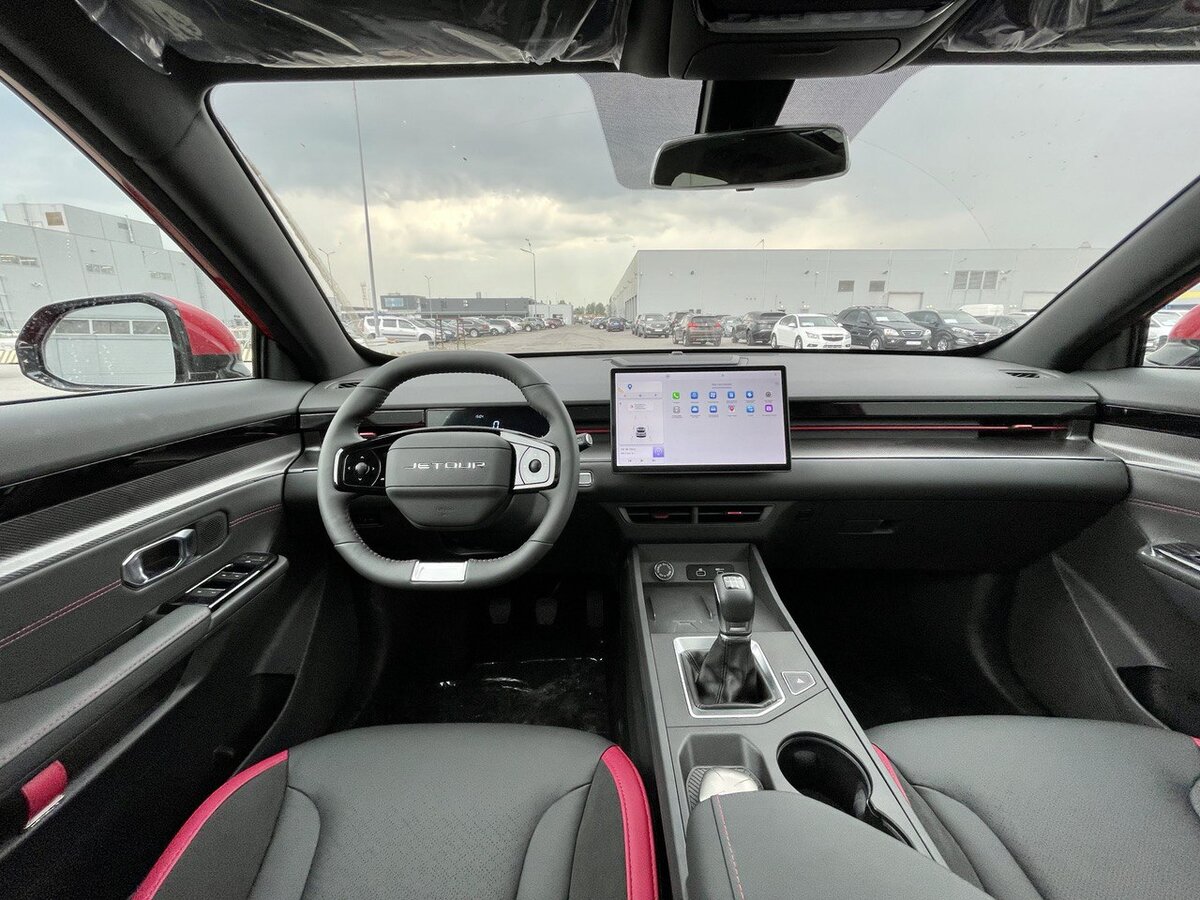 Салон JETOUR Dashing с дисплеем 15 дюймов по центру.