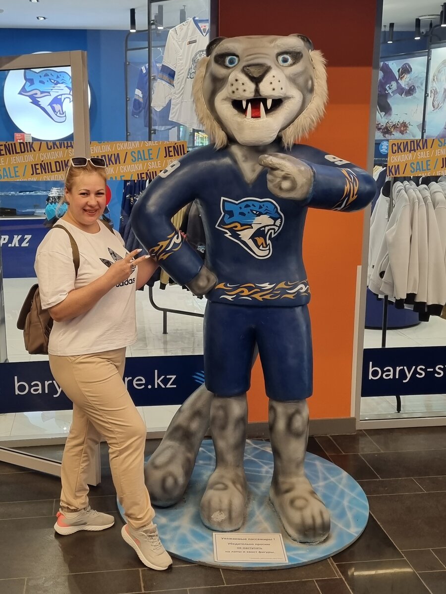 Первое фото на жд вокзале с символом хоккейного клуба города Астана