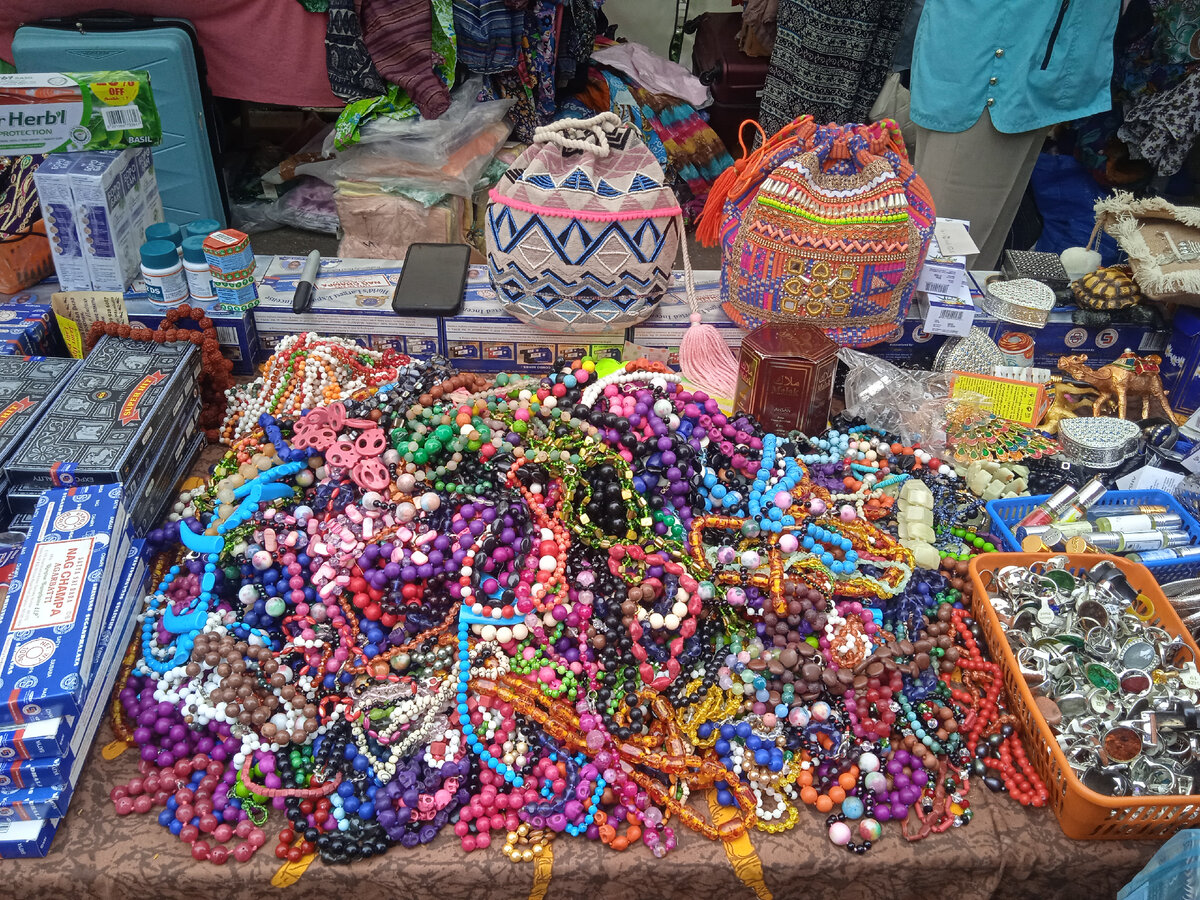 Разноцветная бижутерия из Индии всегда пользуется популярностью. 