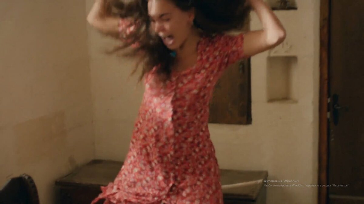 Она кричит, чтобы ей открыли дверь. Потом вспоминает слова Джихана:«он умер» и сходит с ума. Рейан разбрасывает вещи в своей комнате, разбивает зеркало. Потом садится на полу у стенки и плачет, говоря при этом «моя любовь умерла» и «пустите меня, я пойду к Мирану».