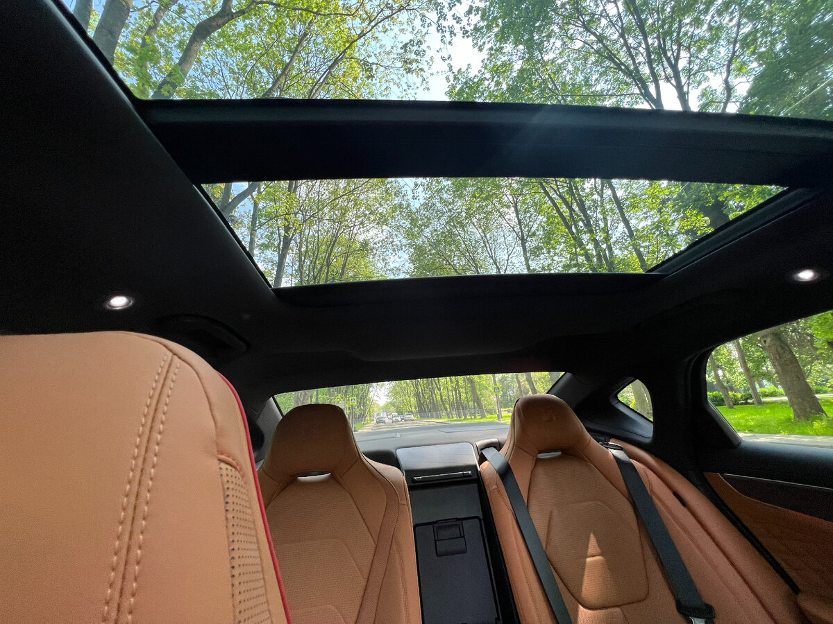 Рыжий салон синего электроавтомобиль Бид Хан BYD Han 2022 года.