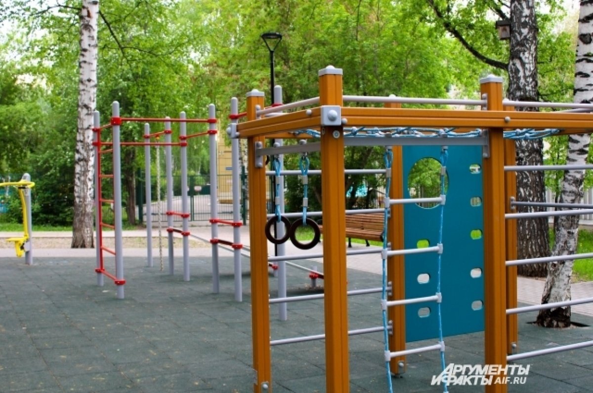    В Салехарде начались работы по обустройству новой детской площадки