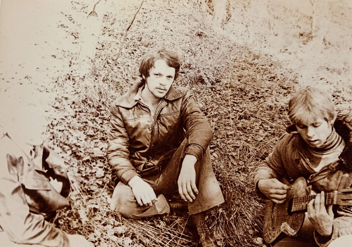  Друзья! Снова приветствую вас на своём канале подборкой фотографий, которые вы прислали в комментарии совсем недавно. Сегодня - юноши 70-х прошлого века. Ваши одноклассники, однокурсники, ровесники...-6