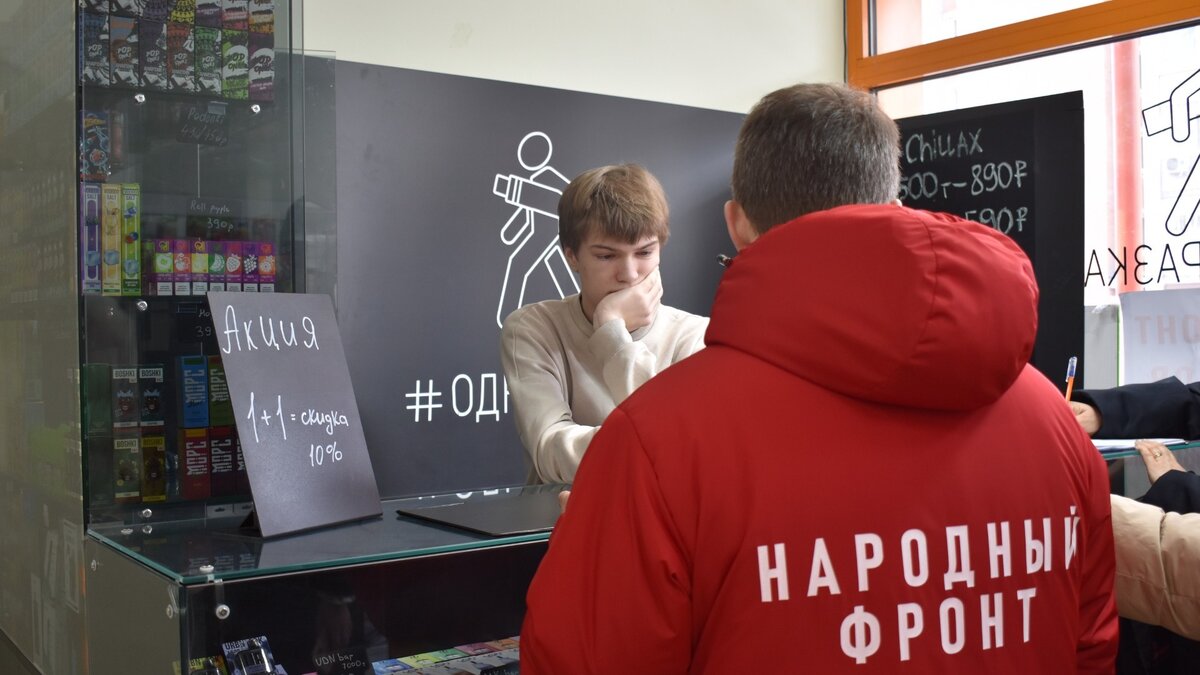     Рейд «Народного фронта» не дал своих плодов — вейпшопы продолжают работу, находясь в 50 метрах от учебного заведения и продавая товар несовершеннолетним.