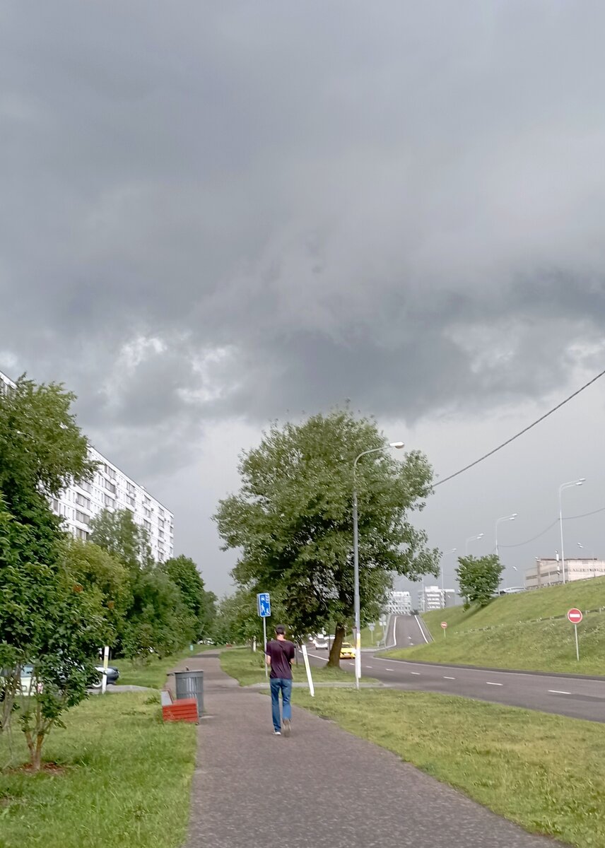 То же фото, только в цвете. Возле нашего дома. Фото моё. Как мы от дождя убегали.