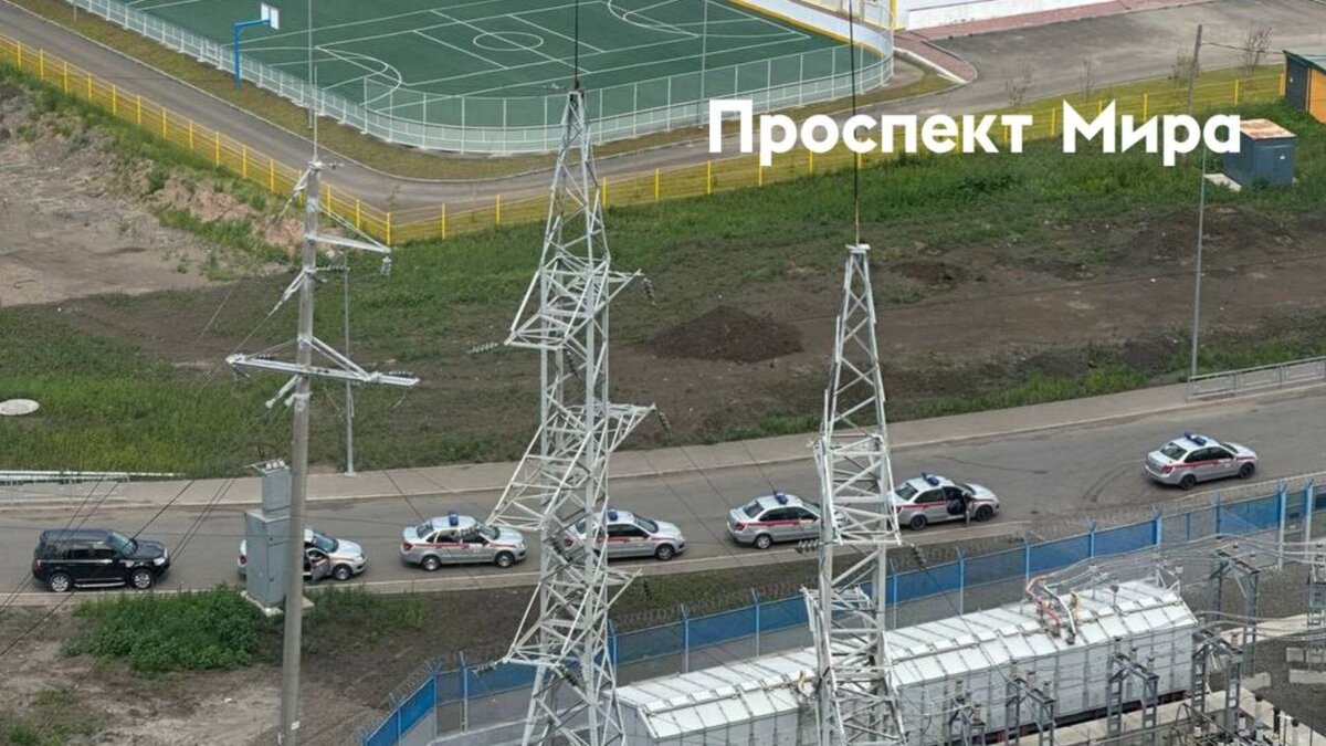     Днём 30 июня в красноярском микрорайоне Бугач заметили шесть машин Росгвардии.