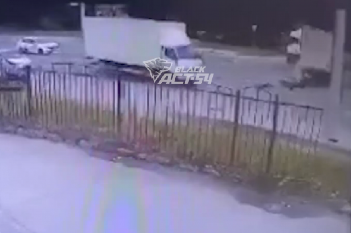    В Новосибирске опубликовали видео смертельного ДТП с мотоциклистом и фурой