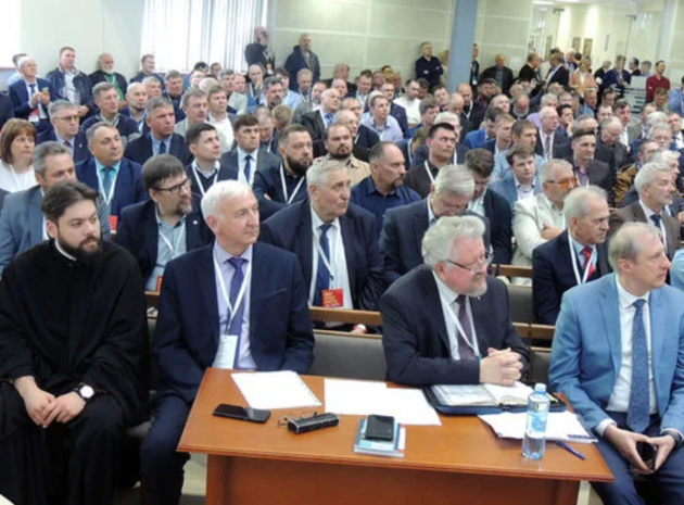 Слева сидит в рясах спикер на съезде уважаемых братьев-баптистов. Типа - мы едины. 