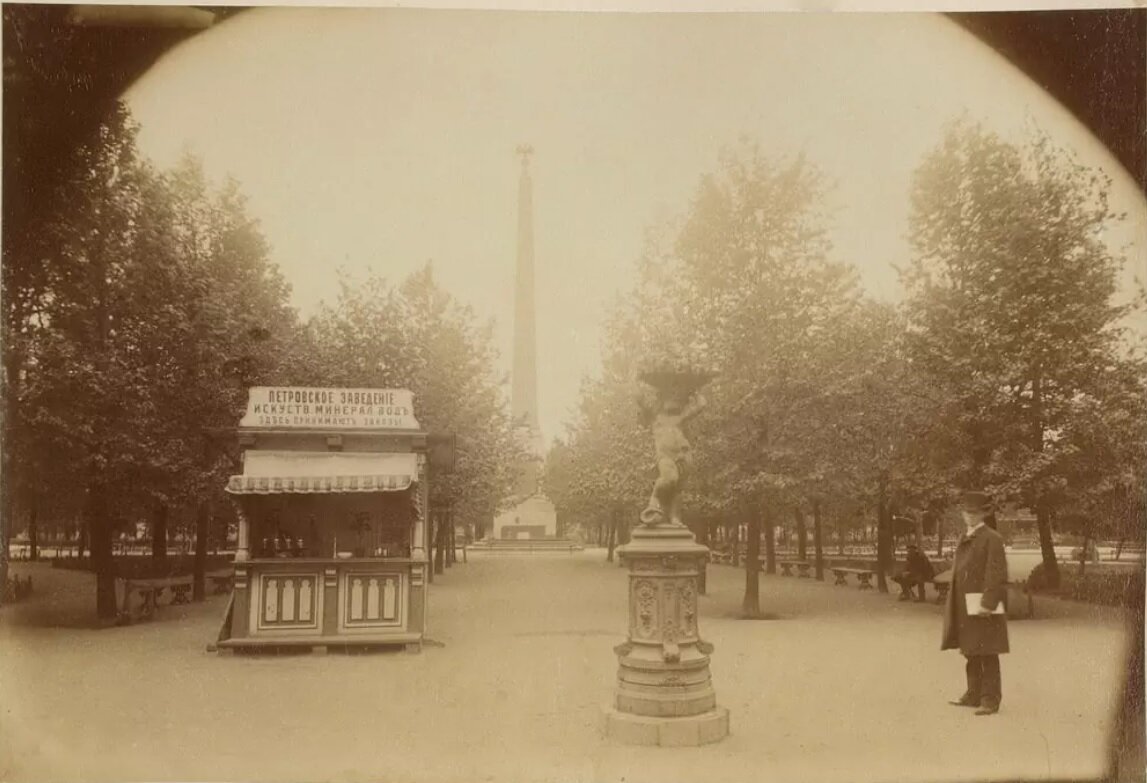 Слева лавка по продаже минеральной воды в сквере, фото 1888 года