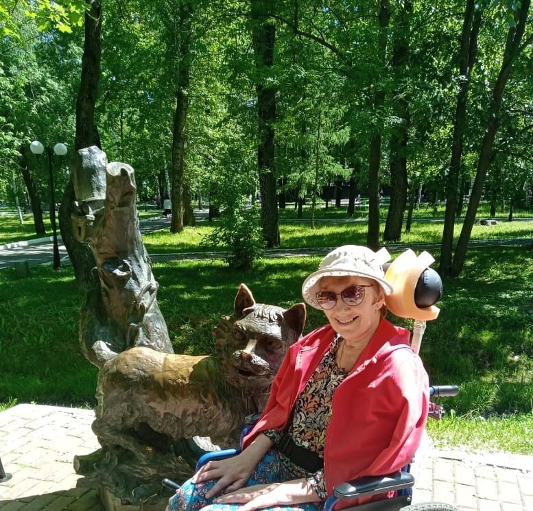 Антонина едет на коляске и улыбается людям