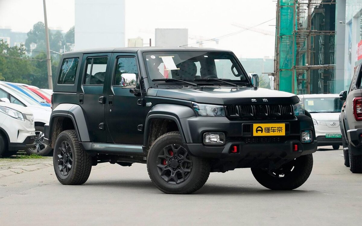     Внешне дизельная модификация Beijing BJ40 ничем не отличается от бензиновой