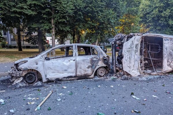 Сожженные автомобили в Сен-Мишель-сюр-Орж в Эссонне

Из-за актов вандализма и грабежей с вечера среды несколько муниципалитетов в Иль-де-Франс ввели комендантский час. Исключительная мера, запрещающая в некоторых муниципалитетах любые ночные поездки. Так обстоит дело в Кламаре в О-де-Сен. В четверг город принял распоряжение о введении ночного комендантского часа с 9 вечера до 6 утра до понедельника, 3 июля. На своем веб-сайте город Кламар объявляет, что он приступил к «закрытию общественных объектов и отмене демонстраций». В Медоне, все еще в О-де-Сен, или в пристройке ратуши Медон-ла-Форе, был подожжен участок муниципальной полиции, а также два предприятия и несколько транспортных средств, мэр решил установить комендантский час до понедельника . в районе Медон-ла-Форе. Кроме того, « спортивный инвентарь, кинотеатры и культурные учреждения закрываются в исключительных случаях в 21:00», сообщает мэрия.

В Сене-Дени мэрия Нейи-сюр-Марн объявляет комендантский час в некоторых районах города. Поэтому « любое передвижение запрещено с 23:00 до 6:00 в наиболее пострадавших районах ». В ночь со среды на четверг в городе были сожжены несколько общественных служб: детский сад, полицейский участок, все транспортные средства, медиатека и жилищная служба.

В Савиньи-ле-Темпле в Сене и Марне город издал указ, устанавливающий комендантский час для несовершеннолетних в возрасте до 18 лет. До воскресенья 2 июля включительно « любой несовершеннолетний в возрасте до 18 лет не может без сопровождения одного из родителей или законного представителя передвигаться по территории муниципалитета Савиньи-ле-Темпл с 22:00 до 5:00. ", уточняет мэрия, которая обосновывает свое решение актами вандализма, наблюдаемыми на ее территории. « Был подожжен гараж муниципальной полиции, сожжены автомобили, разграблены магазины», — сокрушается она на своем сайте. 
Наконец, в Дранси, где бунтовщики использовали грузовик, чтобы ворваться в торговый центр, который был частично разграблен и сожжен, мэрия не вводит комендантский час, а просит префектуру «последовательно направить подкрепление, в частности путем развертывания мобильных жандармов на постоянной основе . Мэрия также призывает всех родителей заставить своих детей, даже молодых людей, оставаться дома.