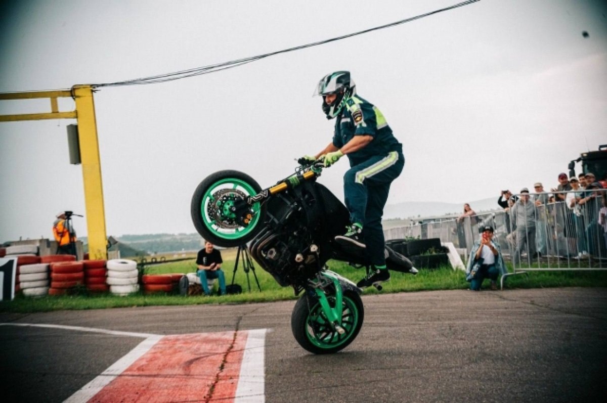    Стартовые заезды чередовались с шоу-программой, которую представляли в том числе профессиональные авто- и мотоспортсмены.