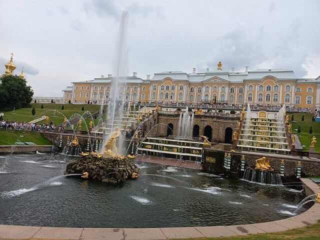 К сожалению, удалось сделать только вот такую фотку, довольно кривенькую, потому что было очень много народу, и я с трудом протиснулась, чтобы сфотографировать общий вид