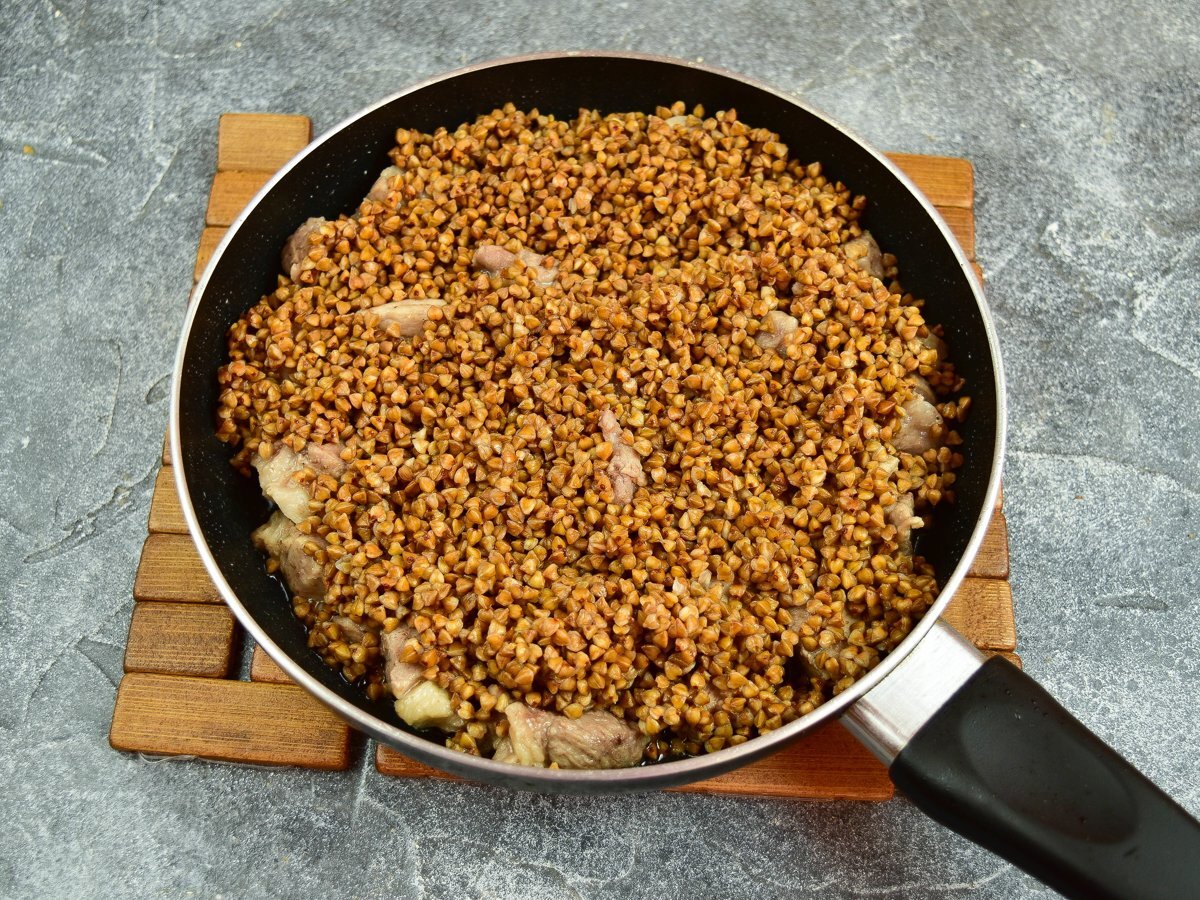 Гречка с мясом по купечески на сковороде. Гречка по купечески.