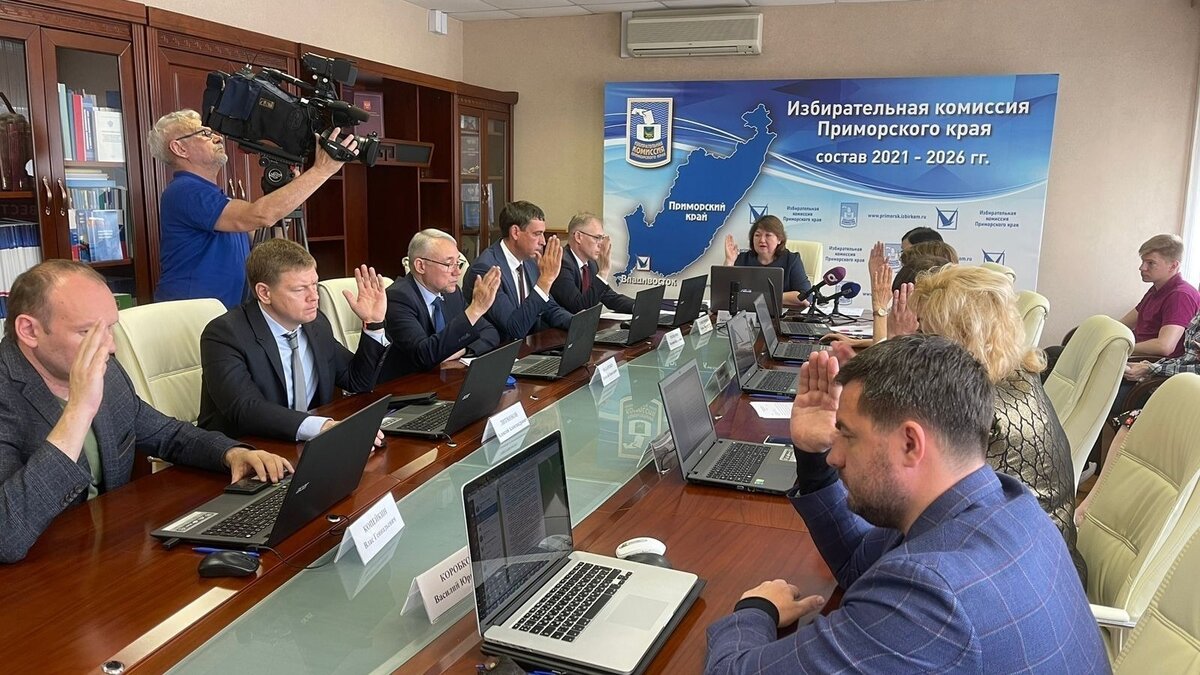     Избирательная комиссия Приморья начала проверку сведений, указанных в документах о выдвижении кандидатами на должность губернатора Приморского края. Закон предусматривает тщательную проверку таких данных.