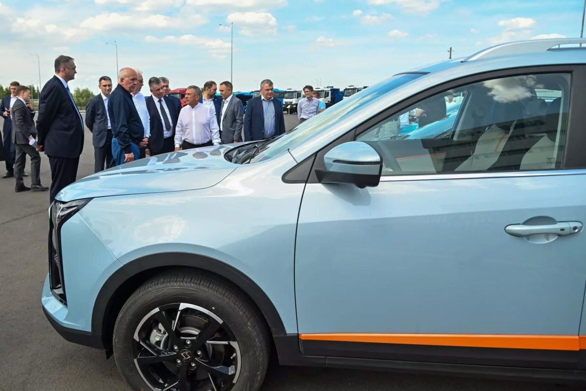 Образец будущего Москвича 5 во время его демонстрации главе Татарстана Рустаму Минниханову