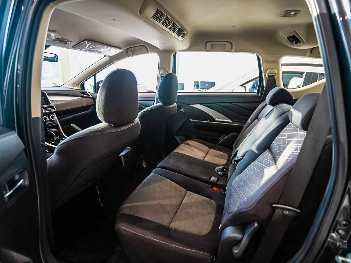 Свежий "японец" на 7 мест, простой движок, есть АКПП, а клиренс 23 см ...