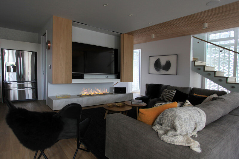 Уютная гостиная с биокамином.