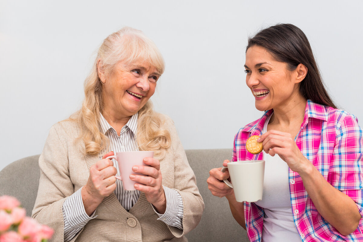 фото с фрипик ру https://ru.freepik.com/free-photo/smiling-senior-mother-and-her-daughter-having-breakfast-together_3787704.htm#page=6&query=старшая%20мать%20и%20взрослый%20сын&position=41&from_view=search&track=ais