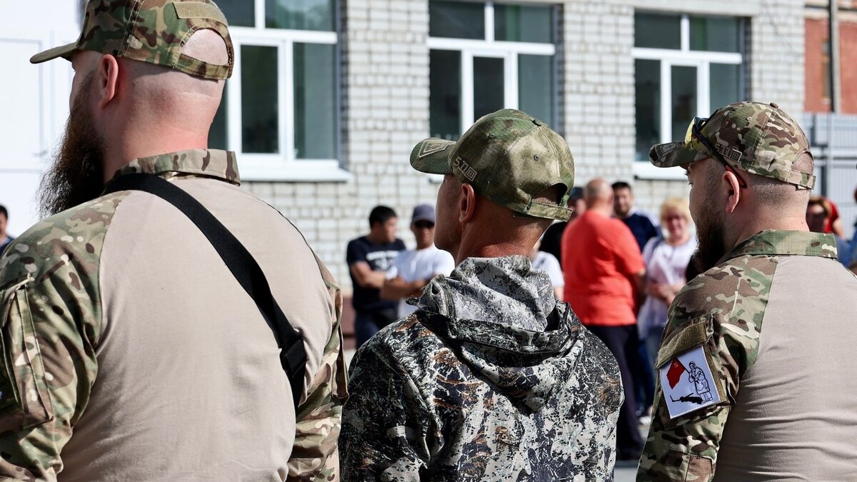 Территория военкомата. Военкомат Тобольск. Фото контрактников.