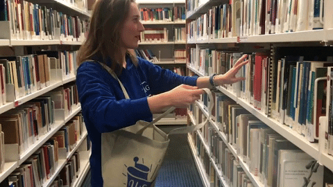 Это я, когда насмотрюсь книжных рекомендаций 😅 Источник: Student Edge