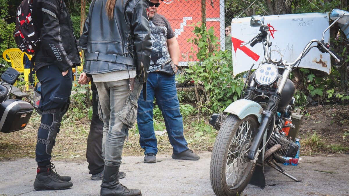     Вчера около 18.00 в посёлке Московский Тюменского района на улице Восточной столкнулись автомобиль «Лада Гранта» и мотоцикл «Ирбис».