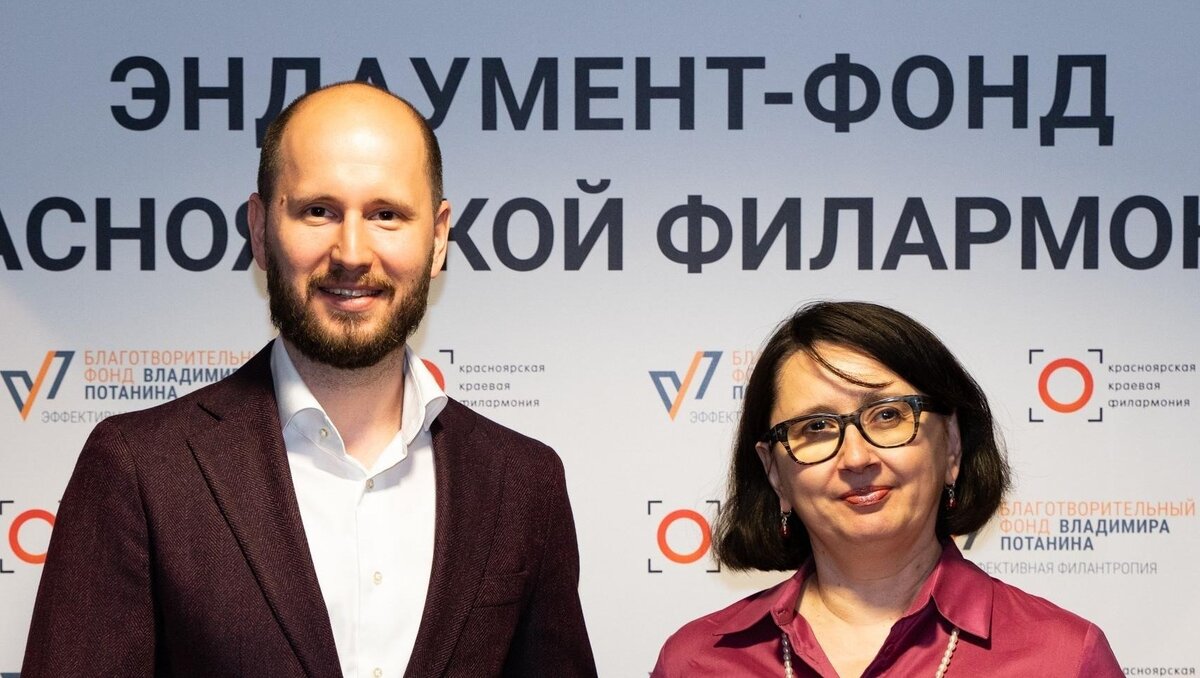     Генеральный директор Фонда Потанина Оксана Орачева вручила сертификат на пополнение эндаумент-фонда Красноярской краевой филармонии. Вручение состоялось 2 июля в рамках фестиваля «Джаз над Енисеем».