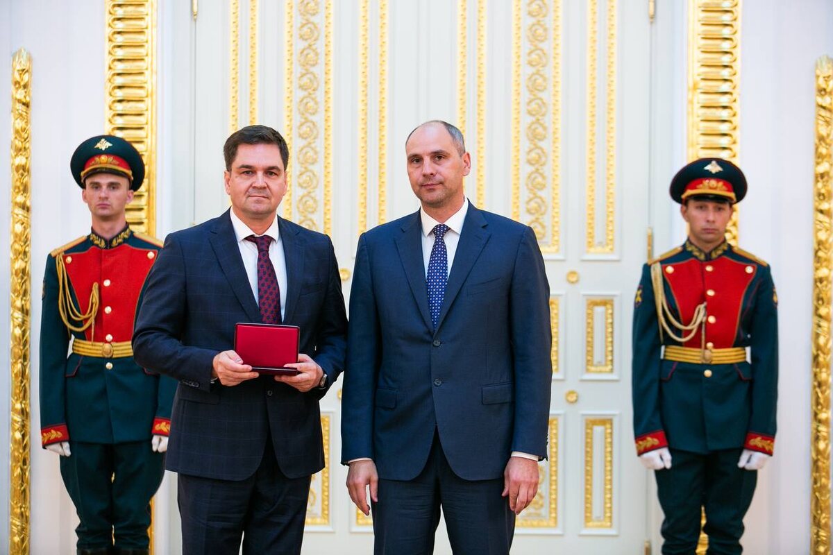  📷    Главврачу Александру Редюкову вручили знак «Заслуженный работник здравоохранения РФ» Кристина Просвиркина