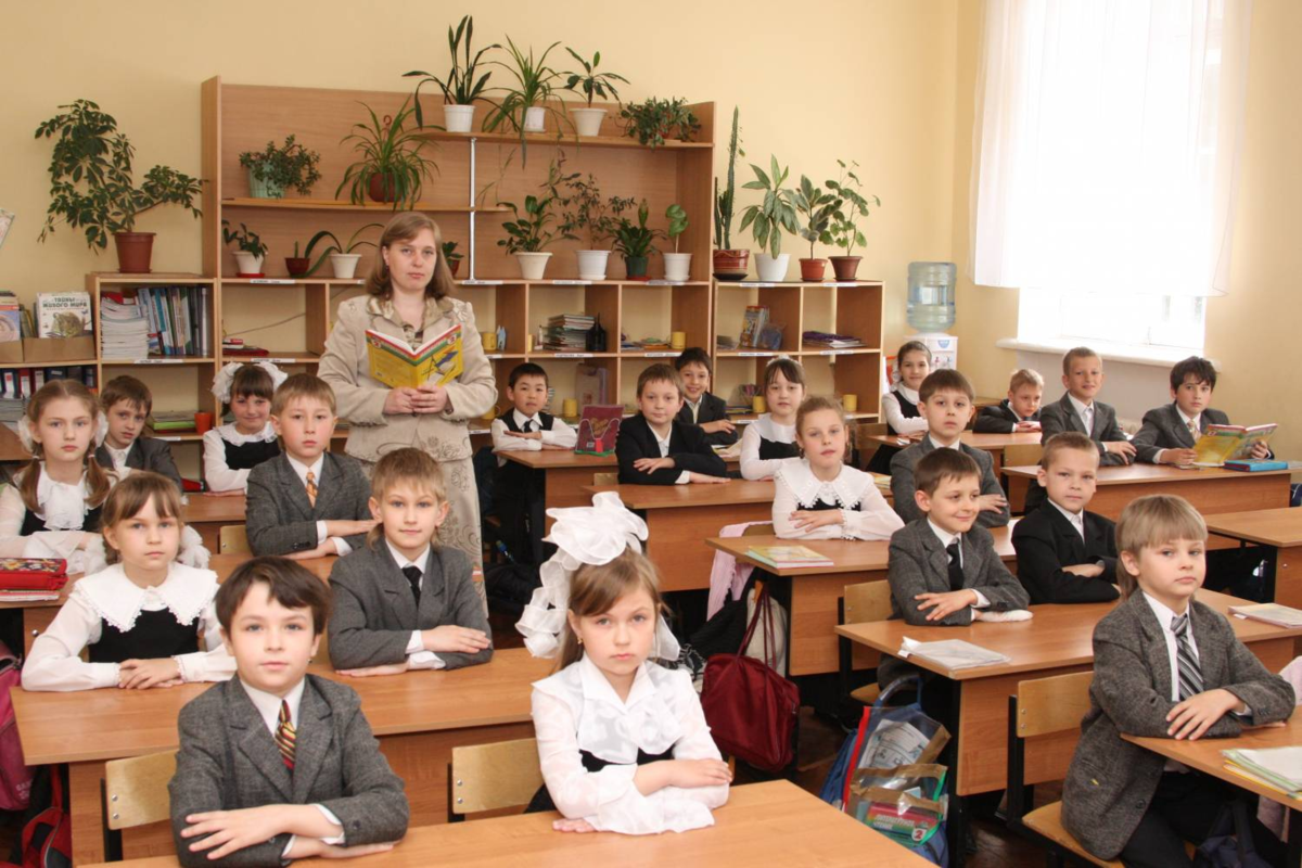 Количество 1 классов в школе. Класс с учениками. Школьники в классе. Школьный класс с у ениками. Школьники в классе за партами
