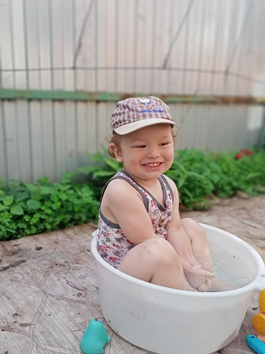 Илья в 8.30 сидит в тазике на улице