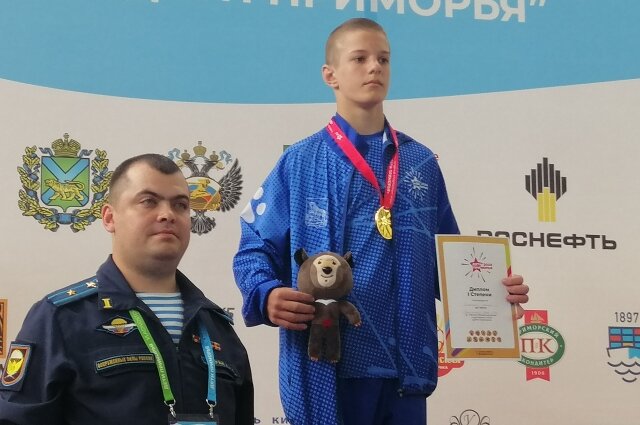    Максим Семенихин на пьедестале почета. Фото: Из личного архивa/ Олег Белов