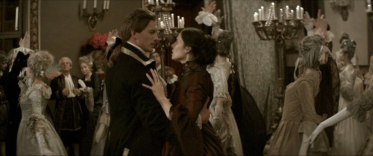 В сцене бала играет осовремененный ремикс менуэта, иронически сравнивая торжественный бал с современной дискотекой.