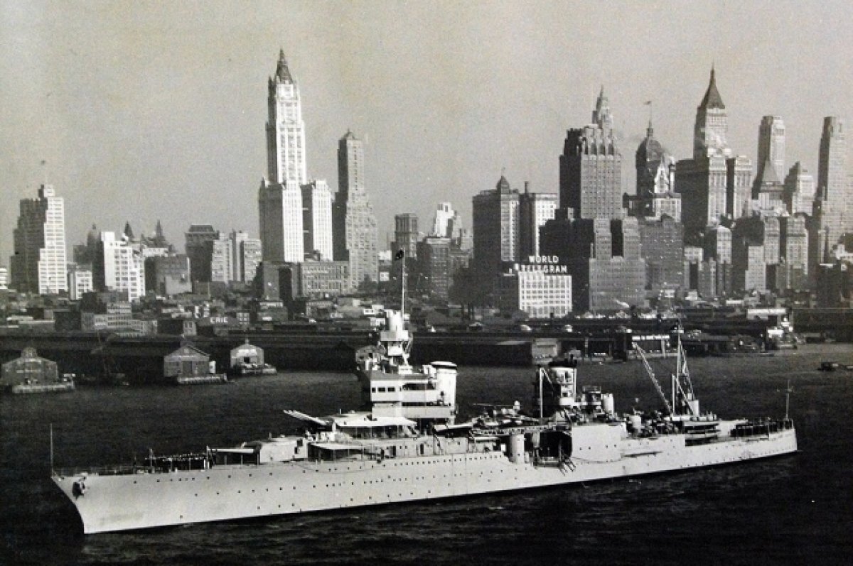    Крейсер USS Indianapolis входит в реку Гудзон, Нью-Йорк, США, 31 мая 1934 г.