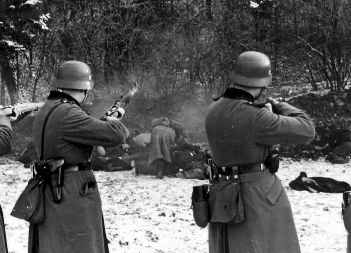 Злодеяния немецко фашистских захватчиков. Расстрел немецких фашистов 1941-1945.