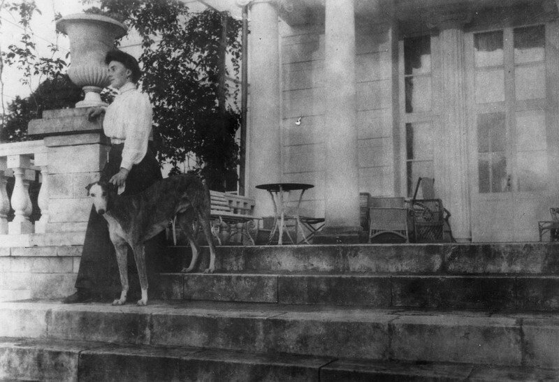 Братцево. Княгиня Щербатова на террасе дома. Фото из открытых источников интернет