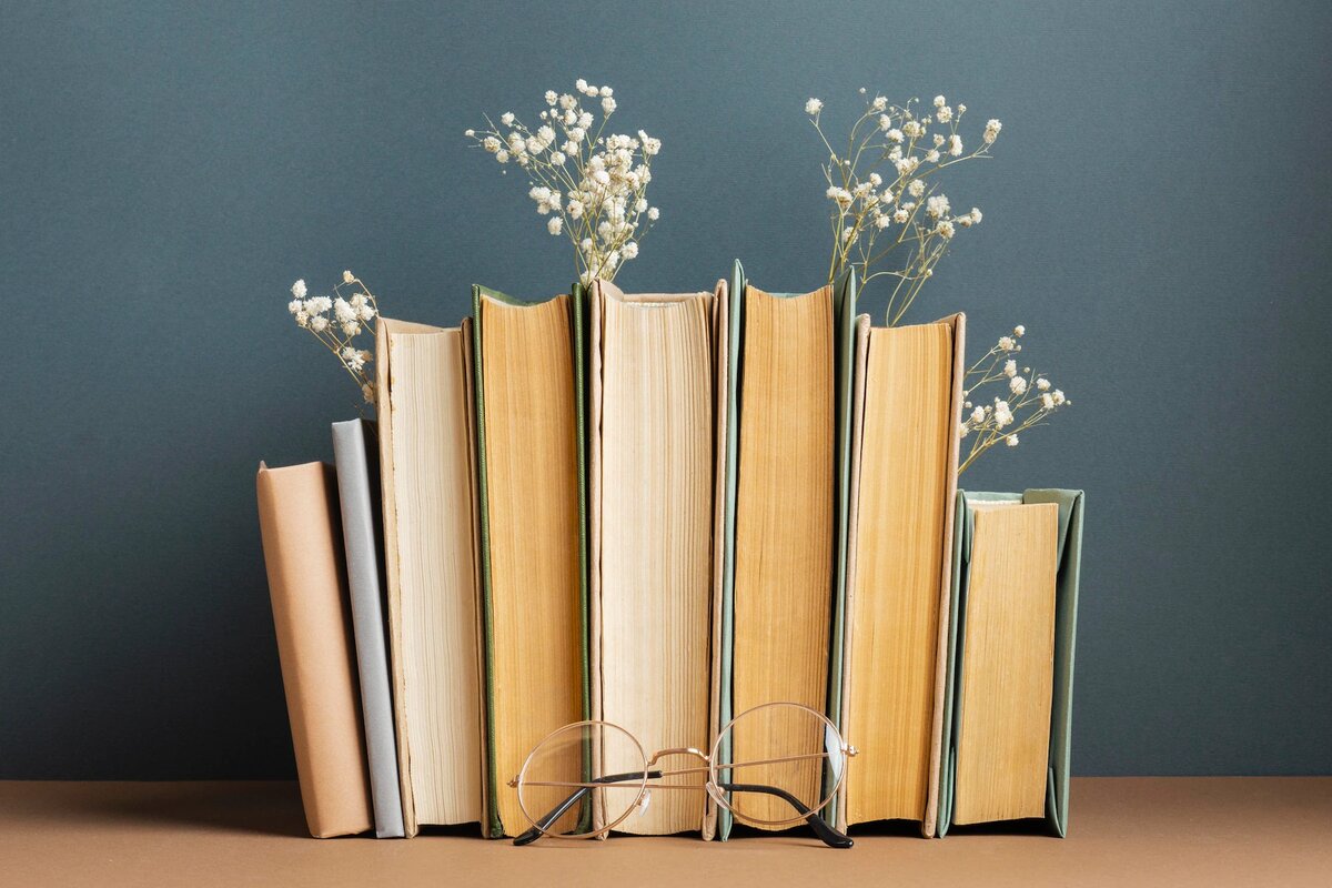 фото https://ru.freepik.com/free-photo/creative-composition-with-different-books_12407707.htm#query=7%20книг&position=15&from_view=search&track=ais