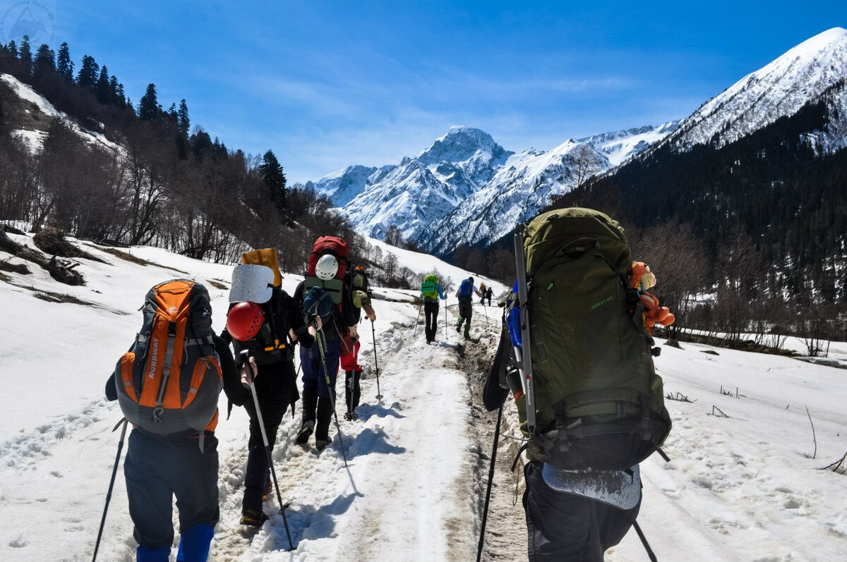 Спортсменам, занимающимся альпинизмом, нужно оттачивать свои навыки на тренировочных сборах, проходящих в больших горах