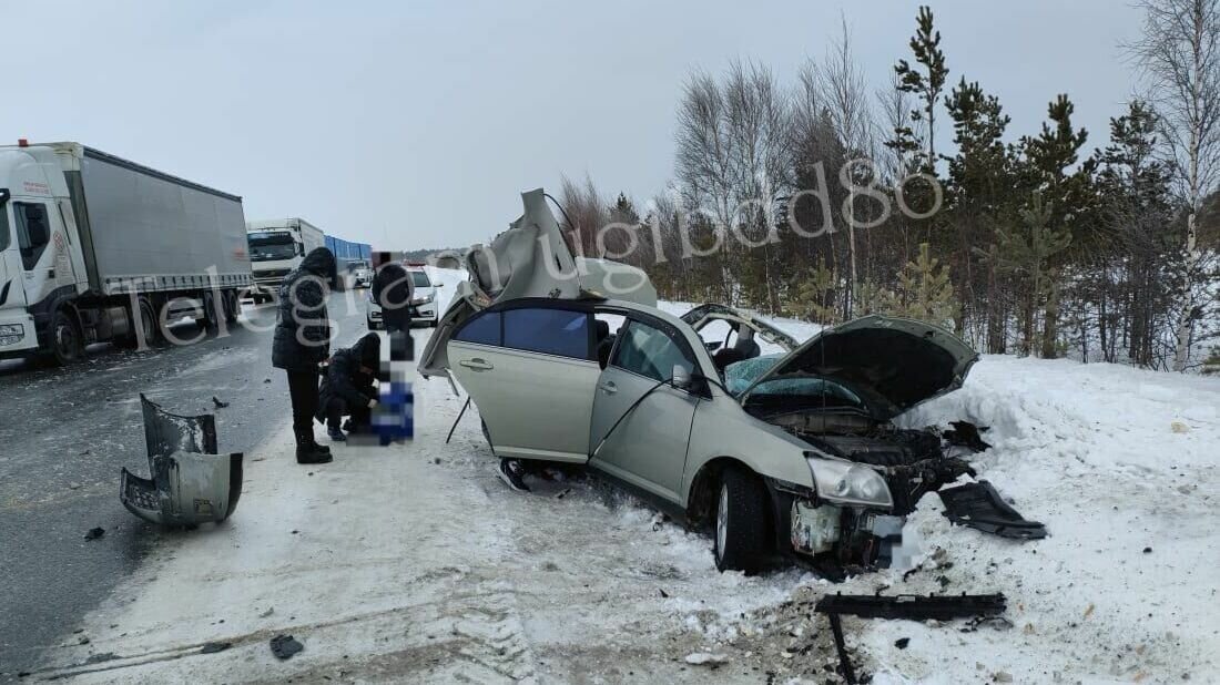     Легковой автомобиль Toyota столкнулся с грузовиком Scania в Сургутском районе.