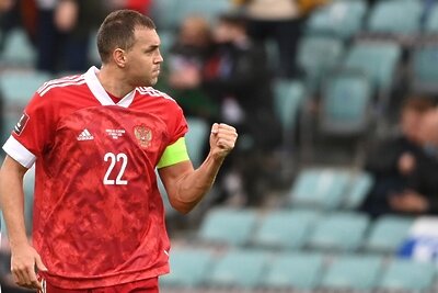    Автор гола, игрок сборной России Артем Дзюба радуется забитому мячу в матче отборочного турнира чемпионата мира по футболу 2022 между сборными командами России и Словении. ©Алексей Филиппов РИА Новости
