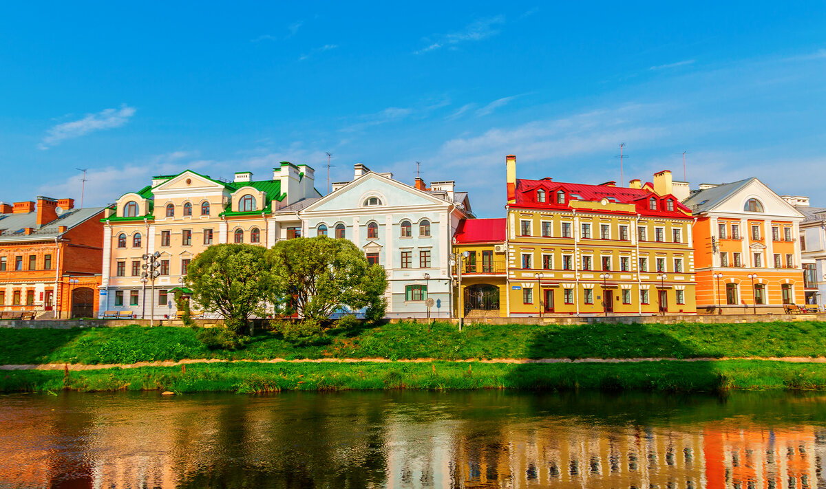 Крепостные стены и башни, древние храмы и фрески времен домонгольской Руси — это все Псков. Фото: Kisialiou Yury / Shutterstock.com