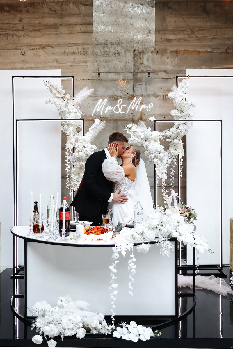 белые цветы черная основа стола, разве выглядет траурно? да это ж мега круть!!!