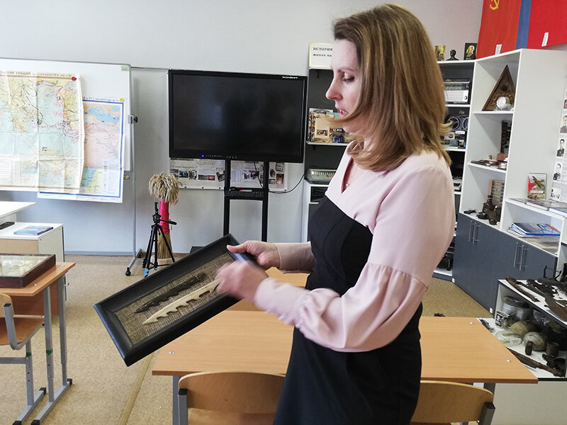 Светлана Варикова демонстрирует экспонаты музейной комнаты.