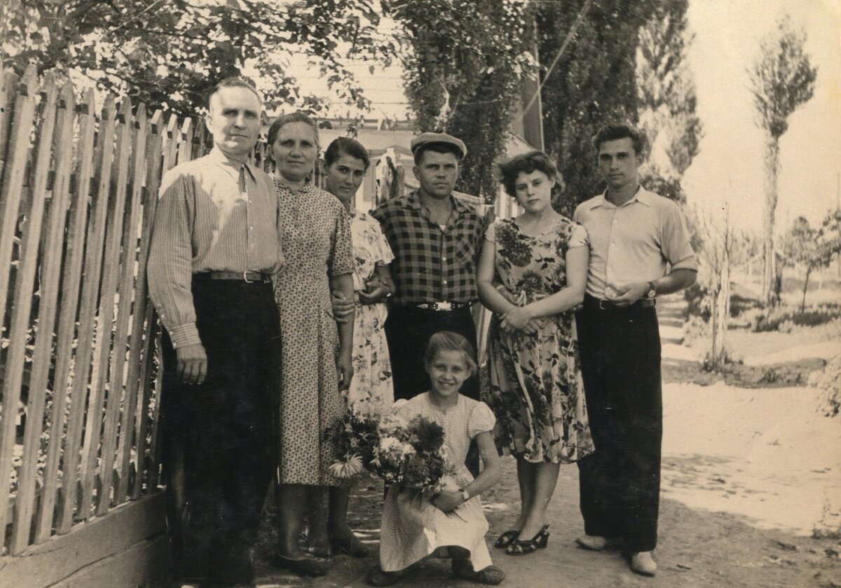 Прадед Кондрат Яковлевич Яценко с семьей